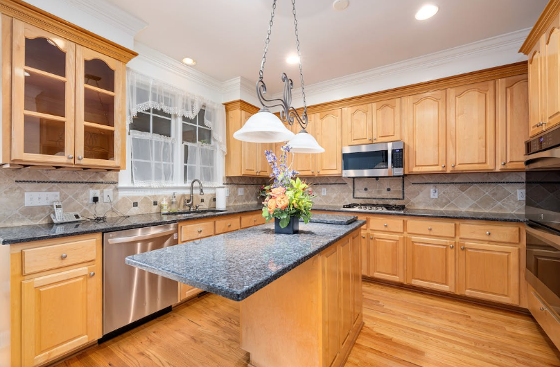 Kitchen Cabinets & Counters